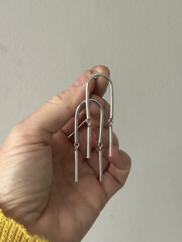 Arc line earrings