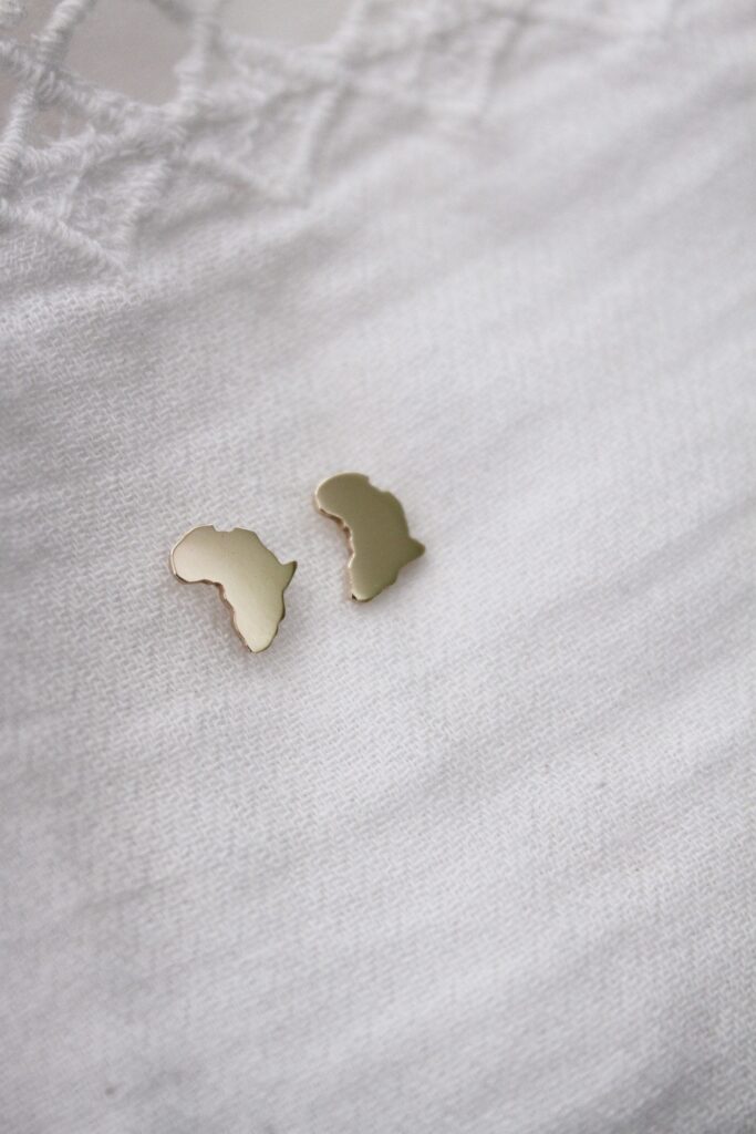 Africa stud earrings - gold