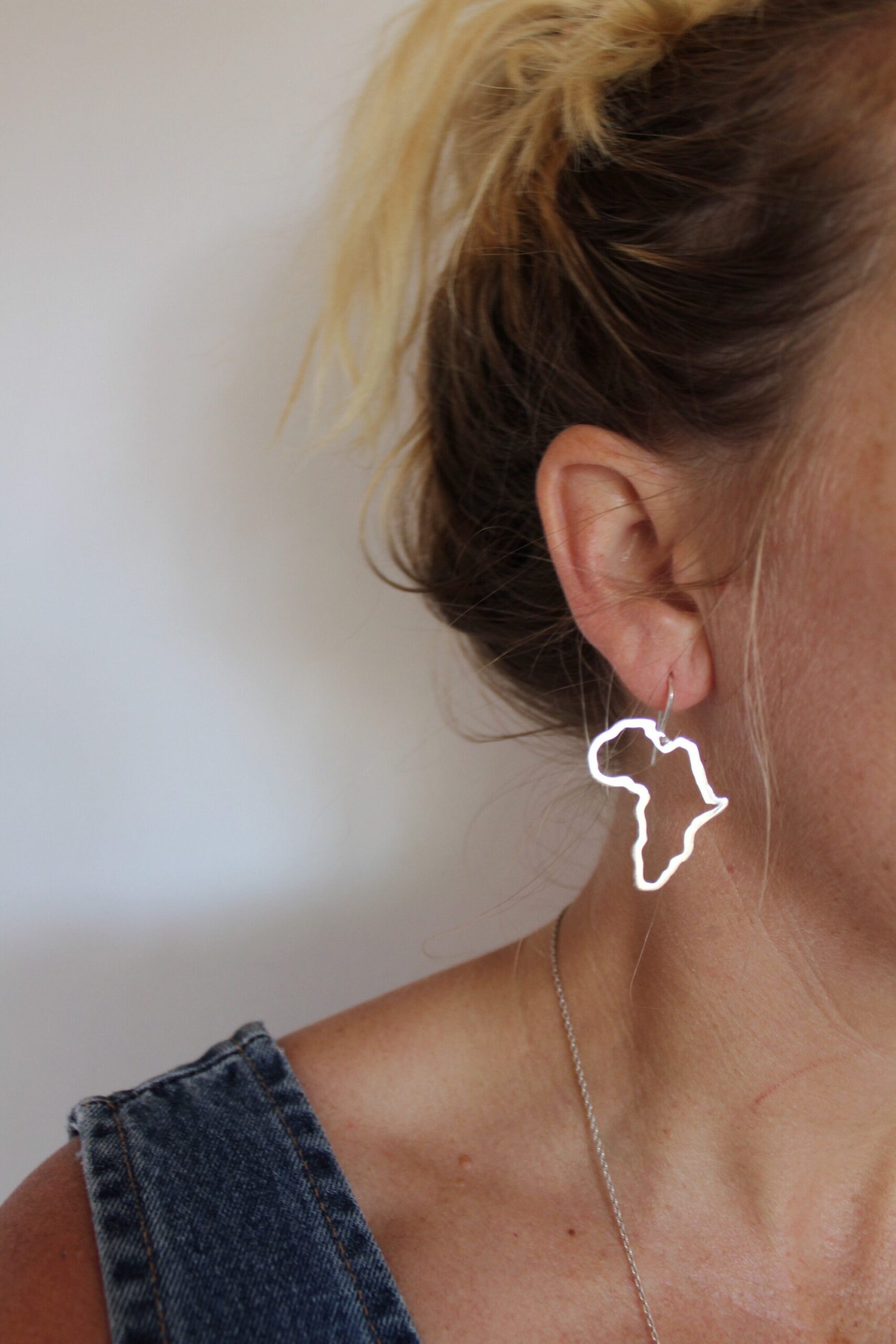 Africa outline earrings - gold - Image 9
