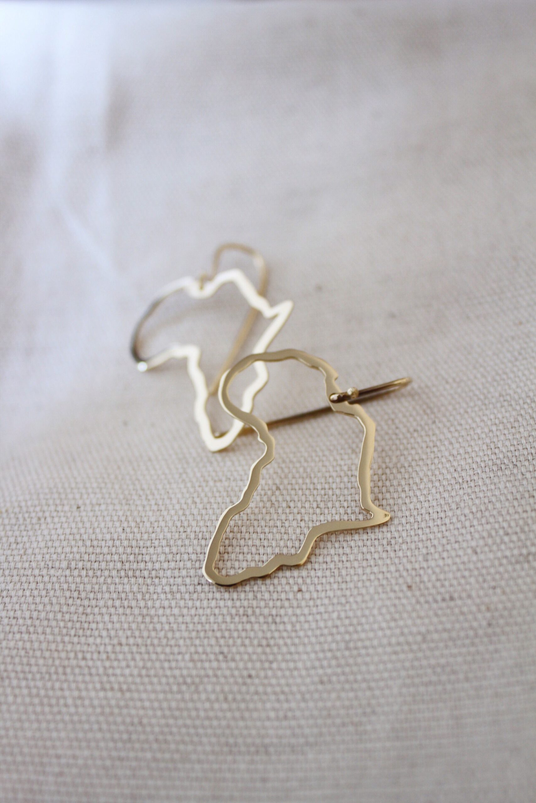 Africa outline earrings - gold - Image 2
