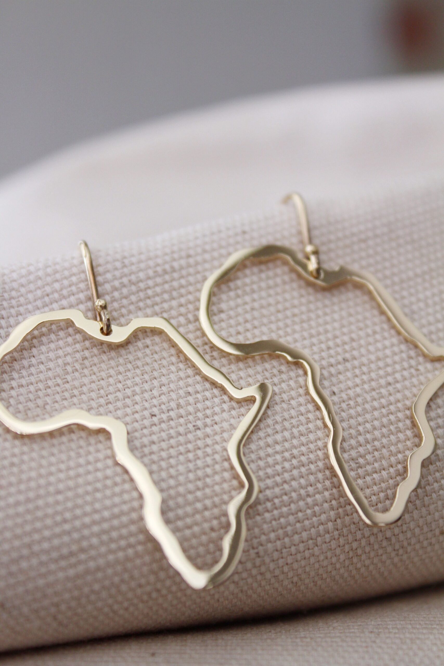 Africa outline earrings - gold - Image 5