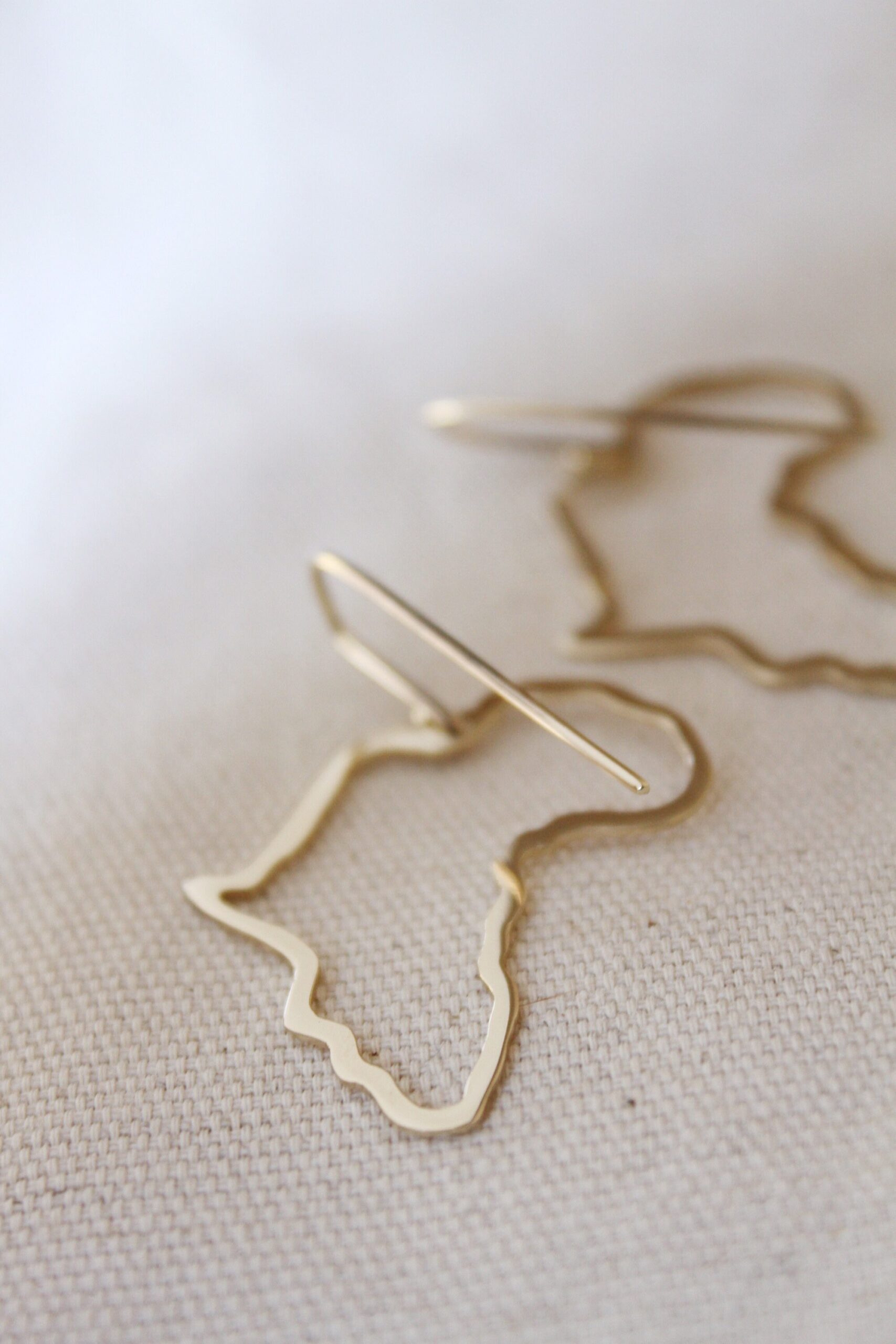 Africa outline earrings - gold - Image 6