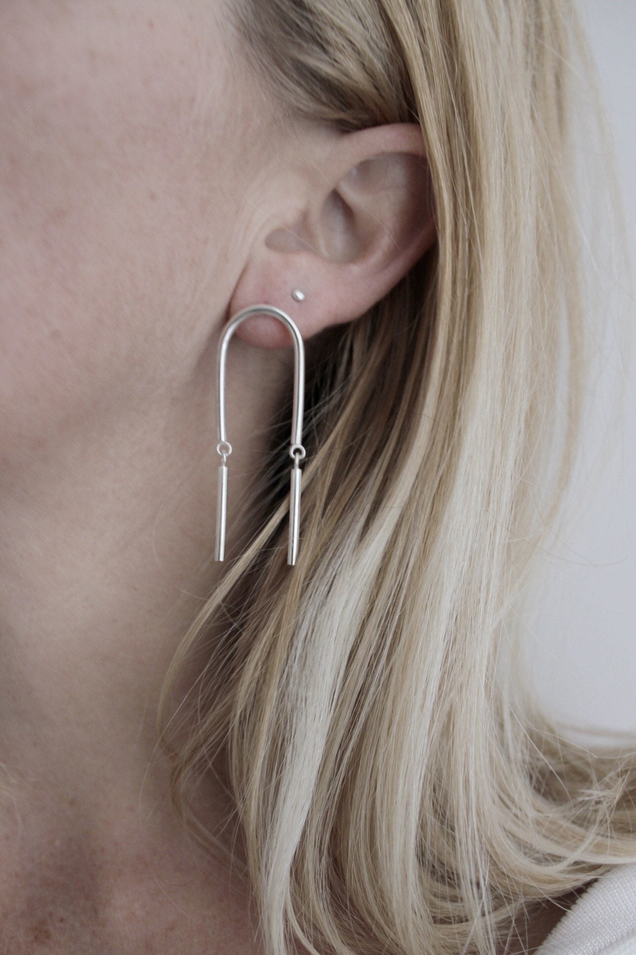 Arc line earrings - Image 4