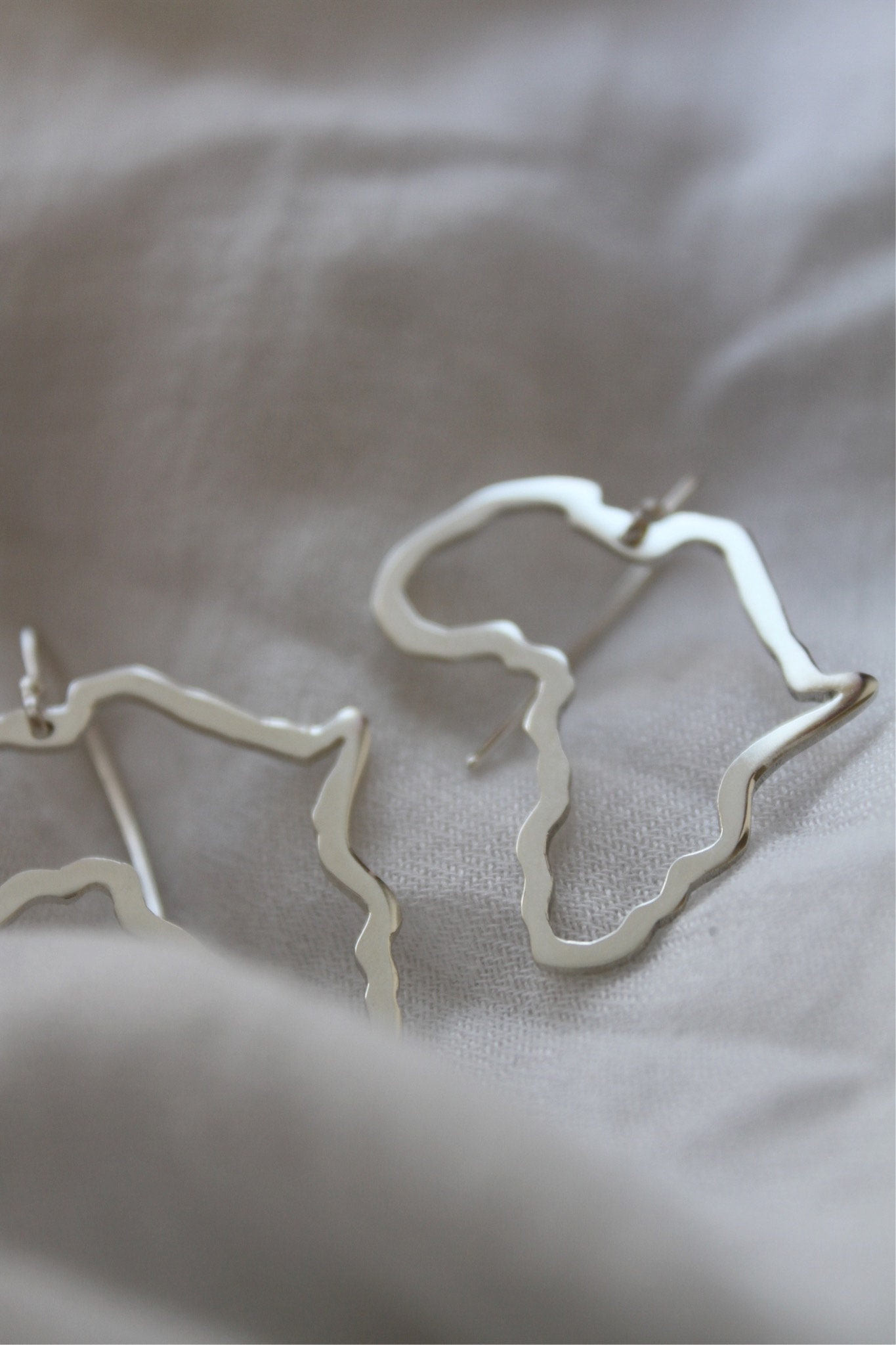 Africa outline earrings - silver - Image 5