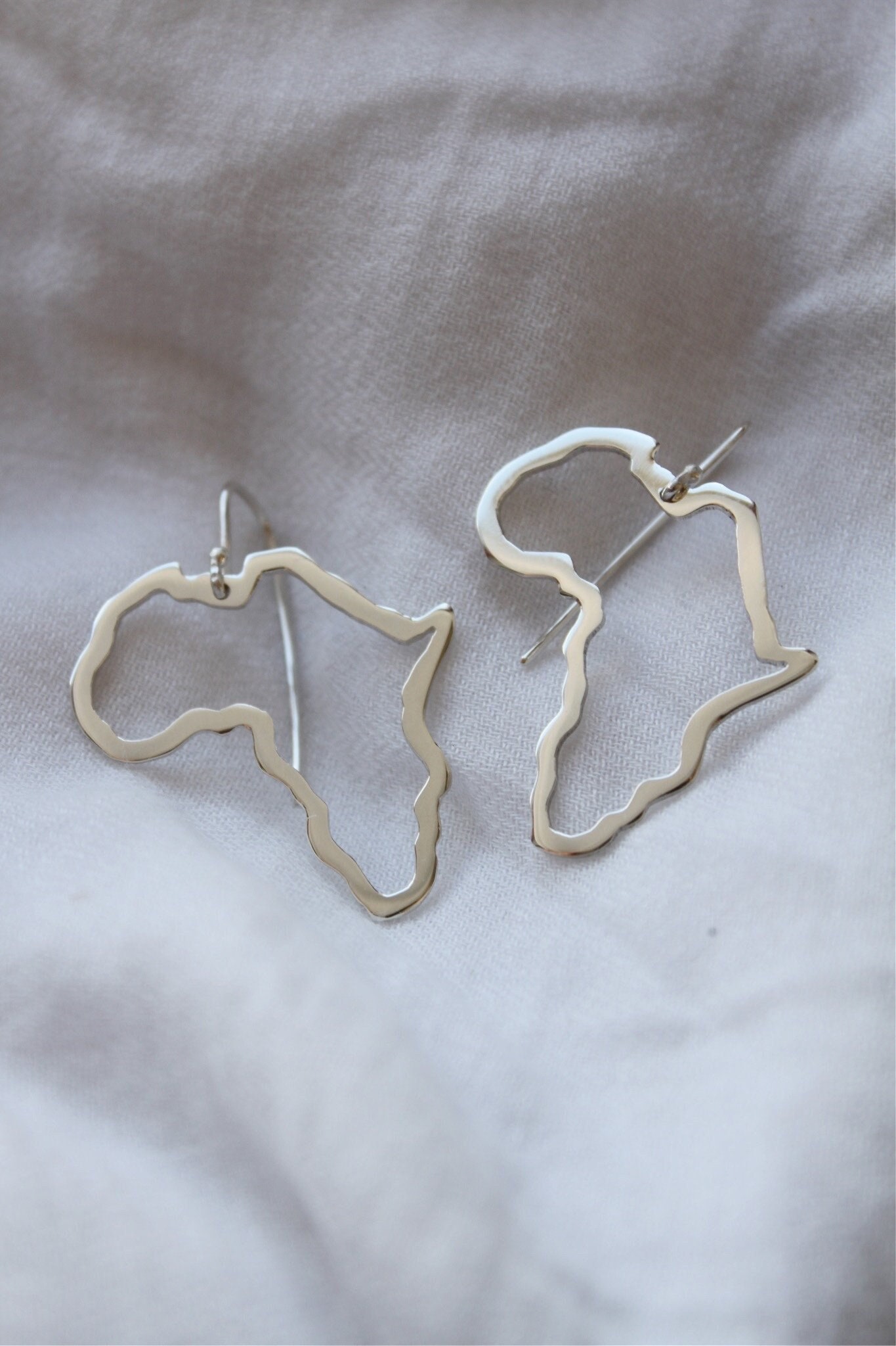 Africa outline earrings - silver