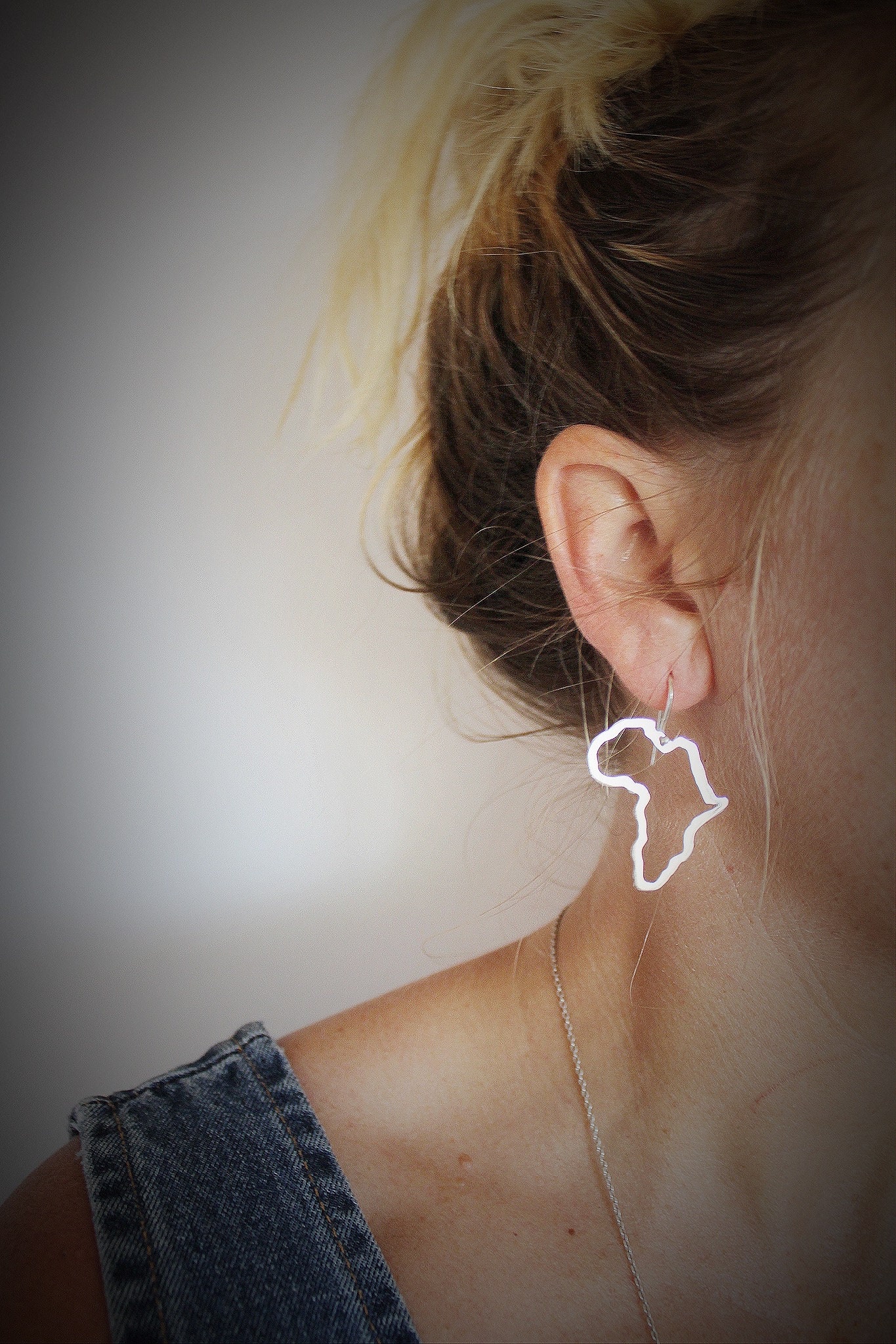 Africa outline earrings - silver - Image 9