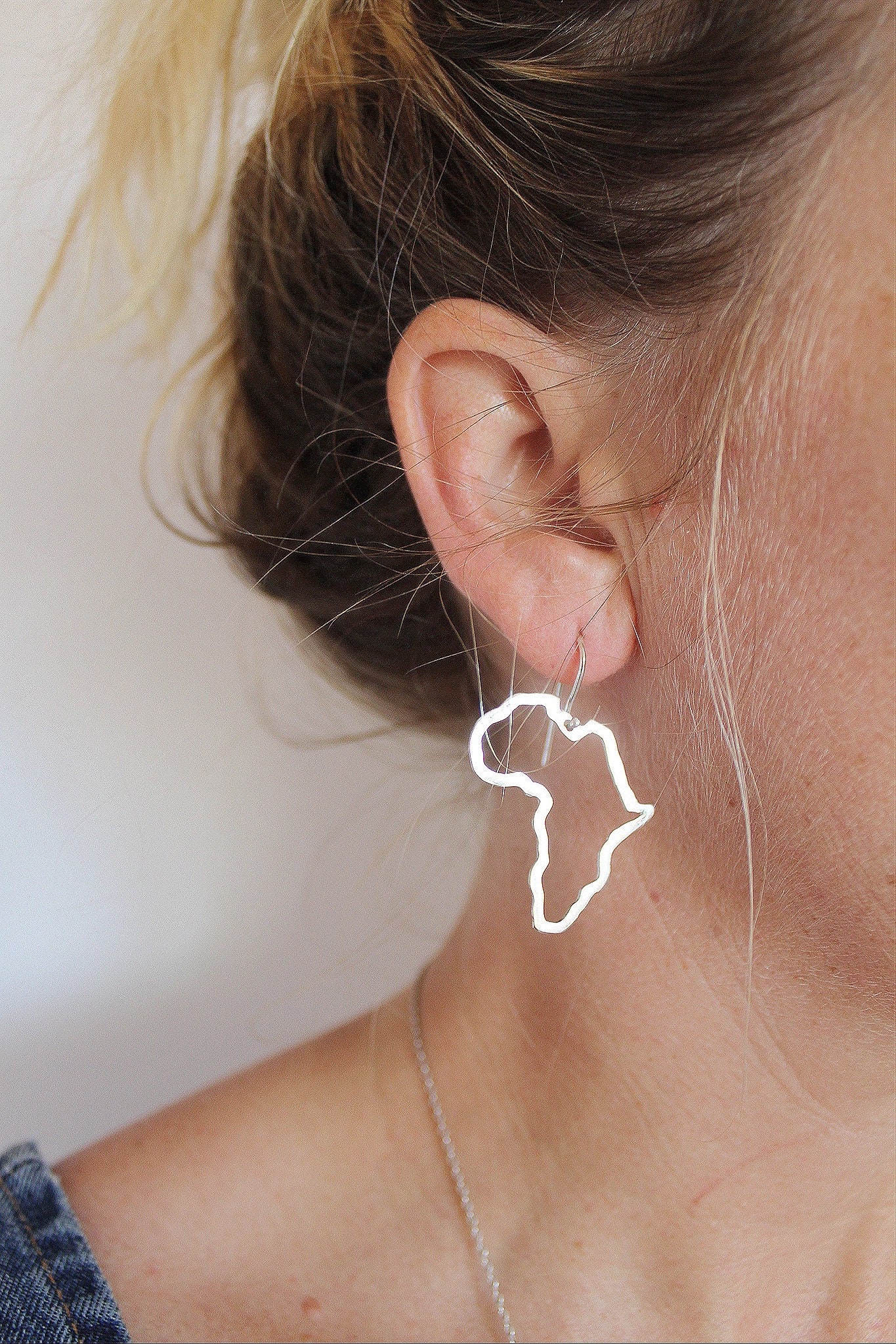Africa outline earrings - silver - Image 10