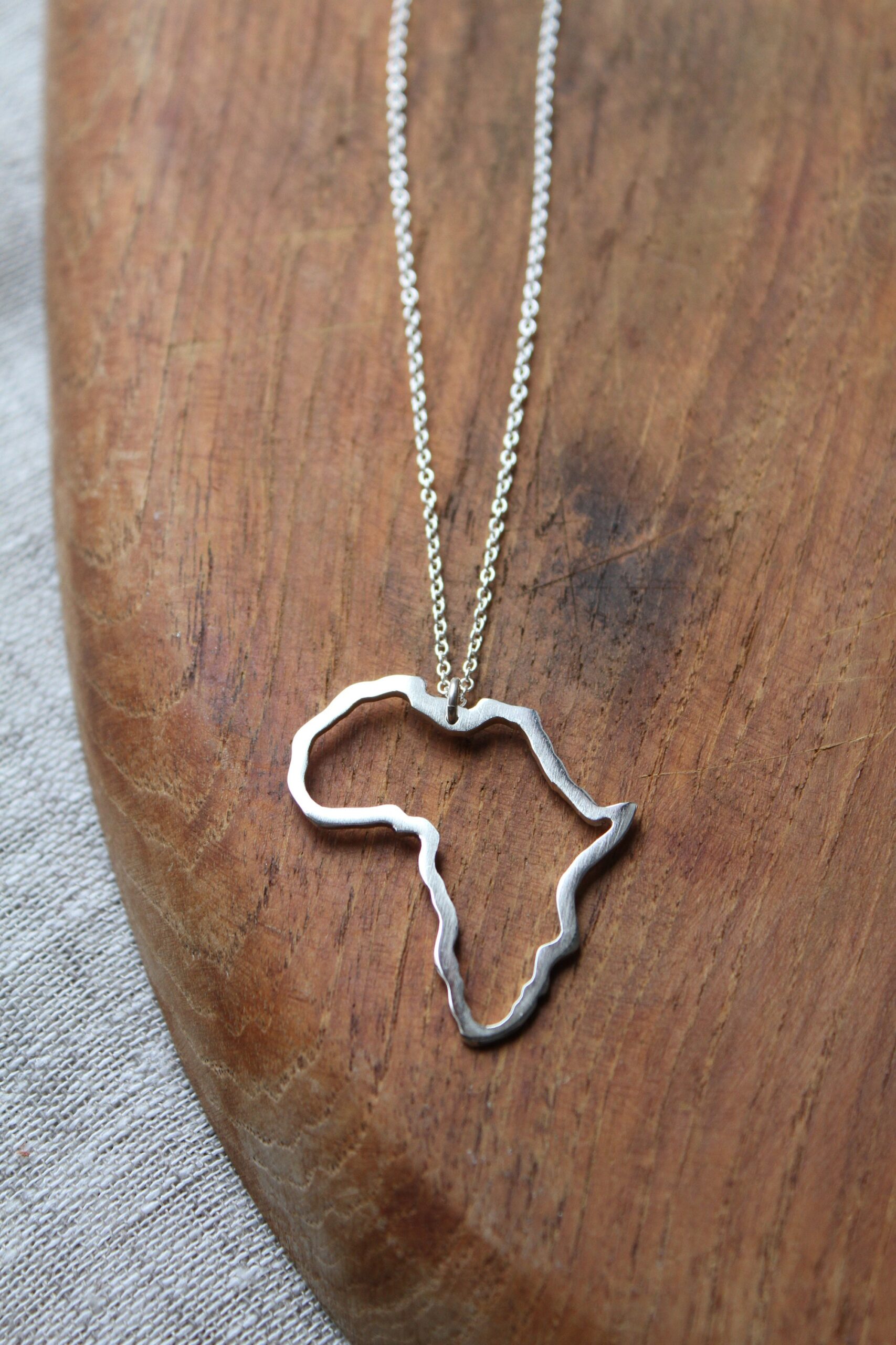 Africa outline necklace - 3.5cm - Image 4