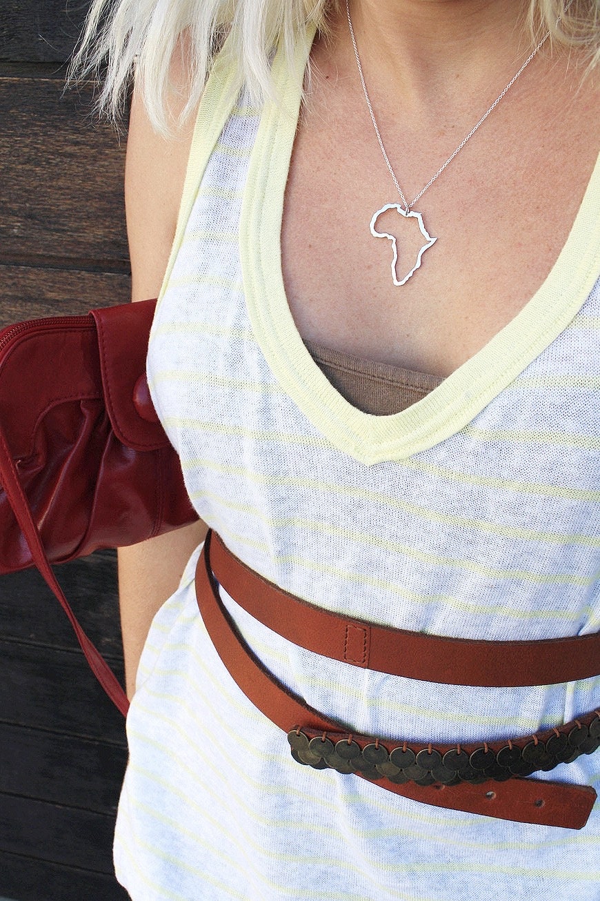 Africa outline necklace - 3.5cm - Image 3