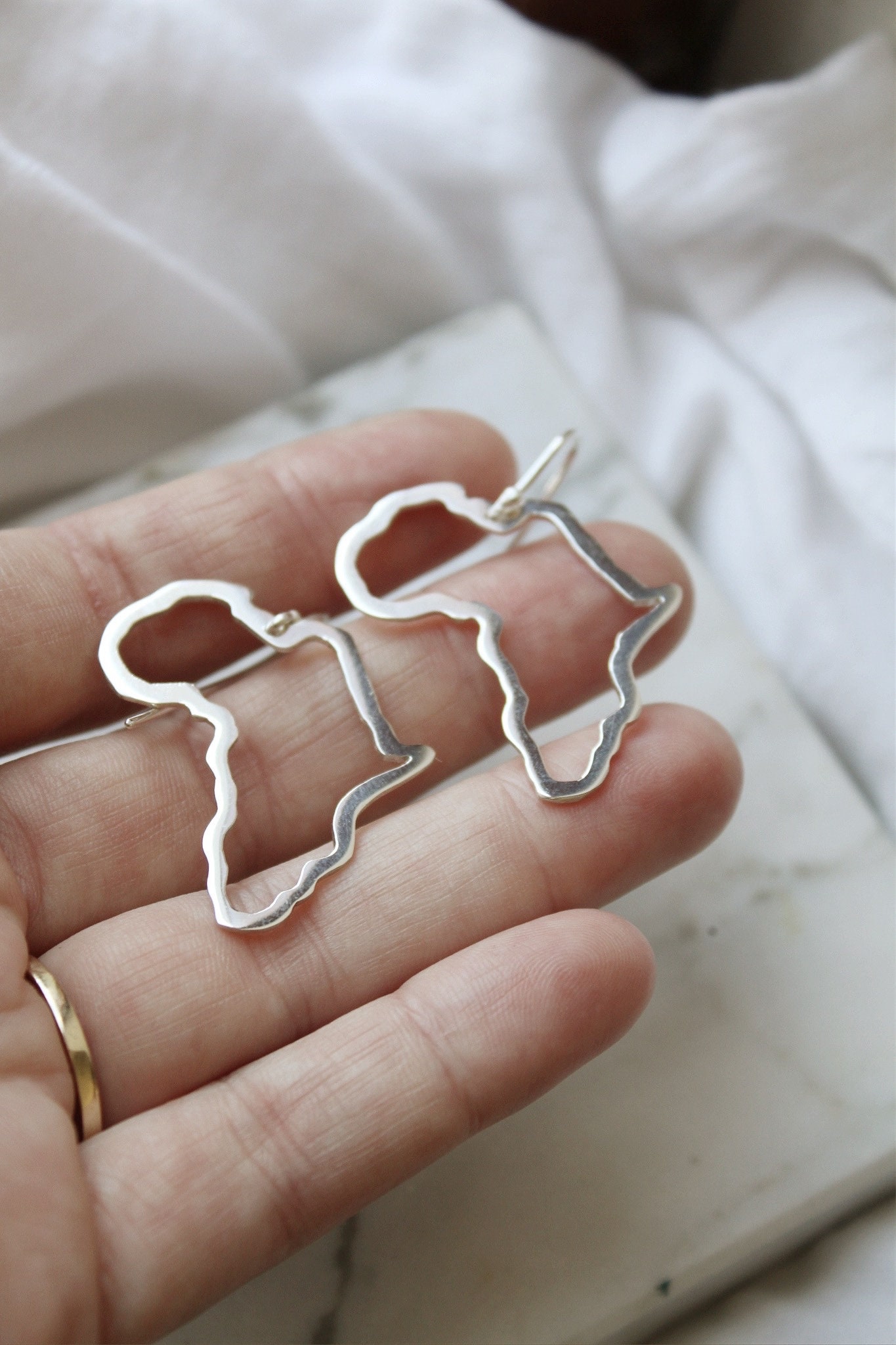 Africa outline earrings - silver - Image 4