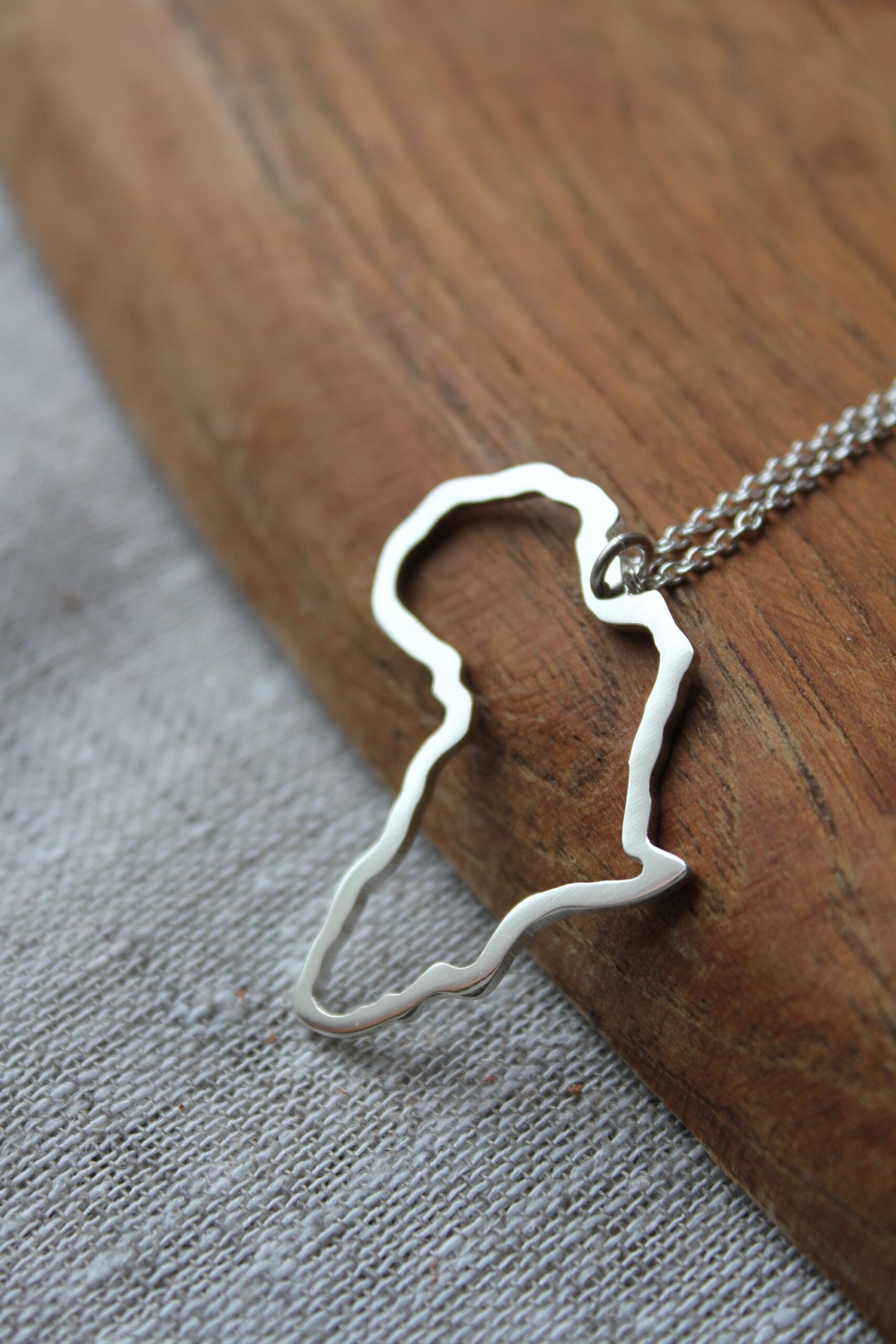 Africa outline necklace - 3.5cm - Image 5