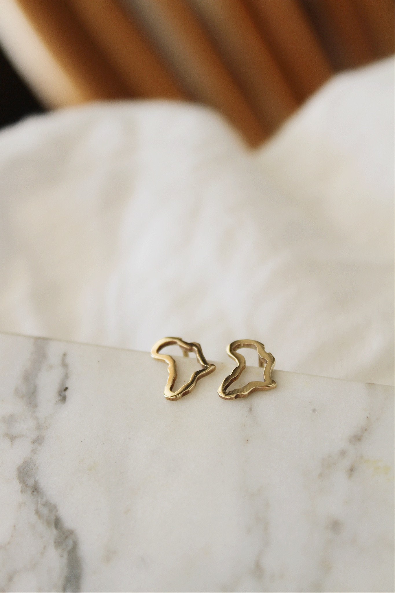 Africa outline earrings - gold - Image 7