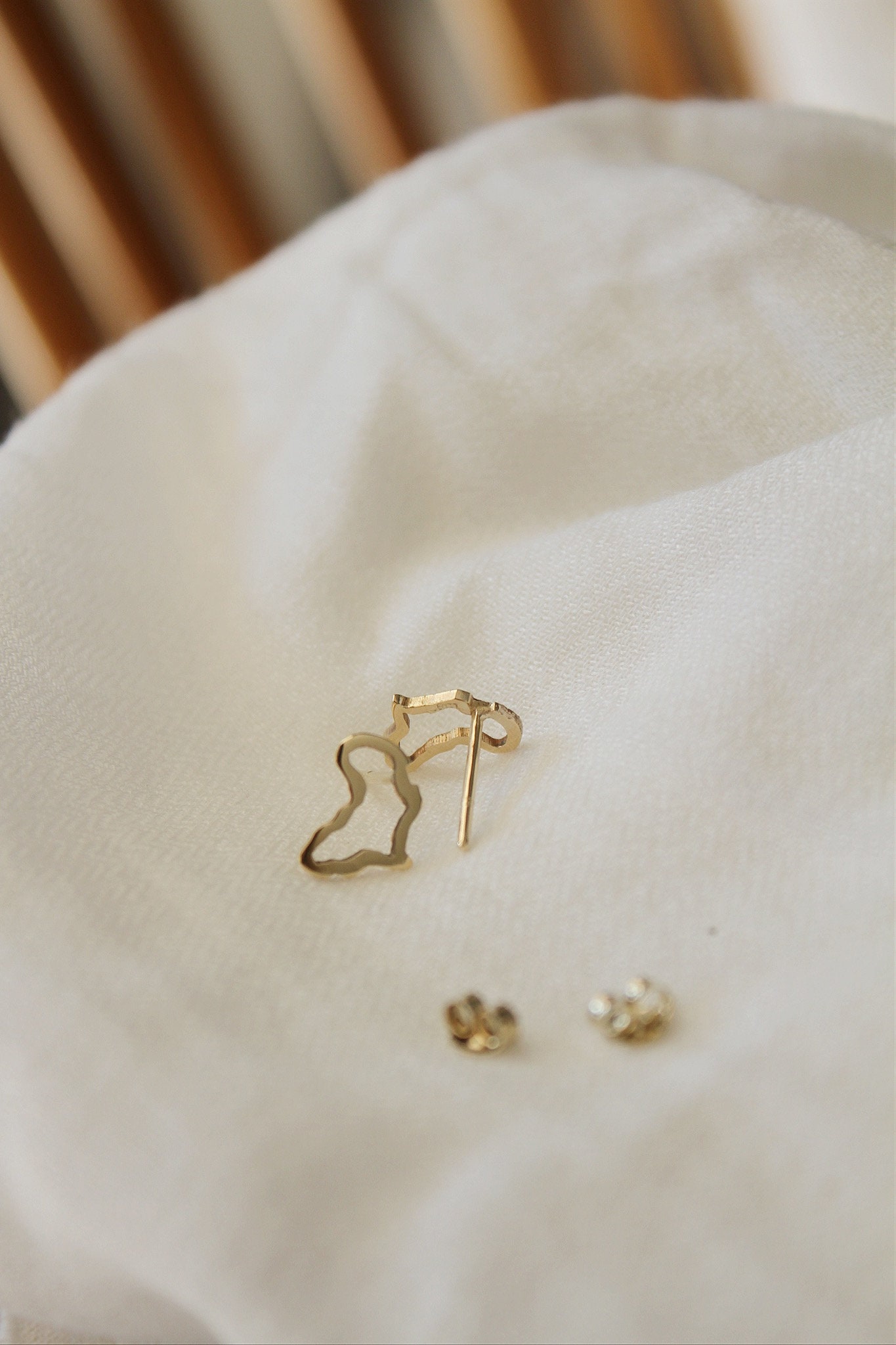 Africa outline earrings - gold - Image 8