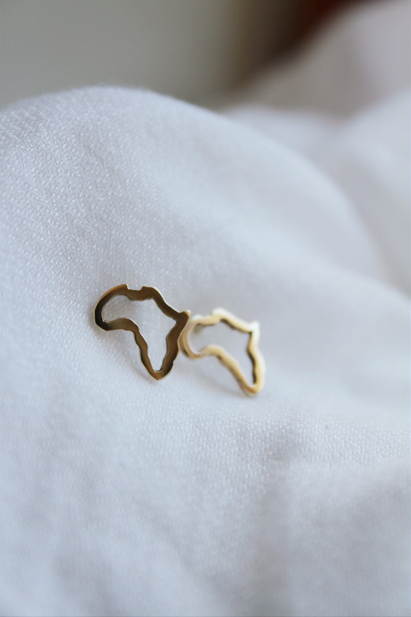 Africa outline earrings - gold - Image 10