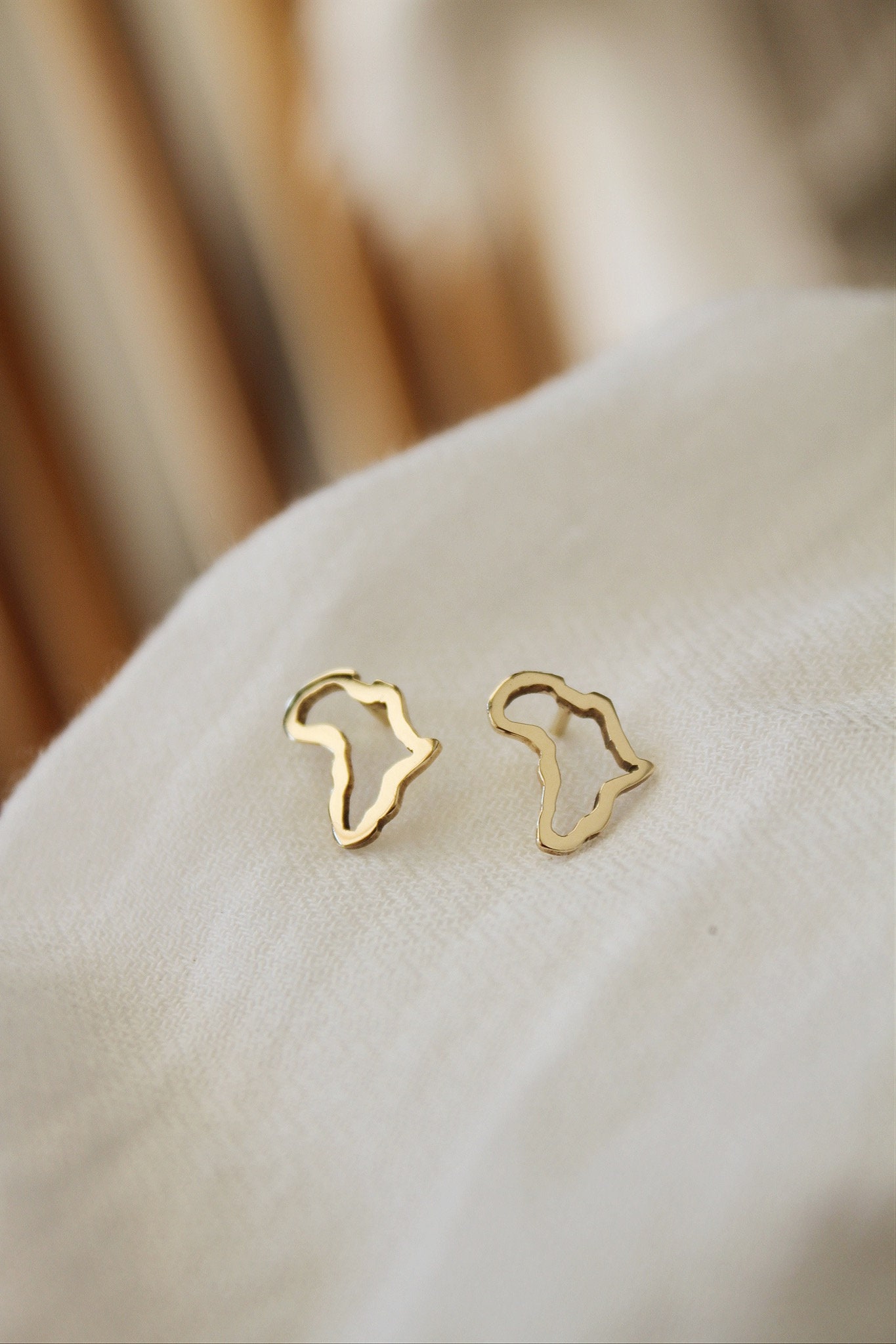 Africa outline earrings - gold - Image 3