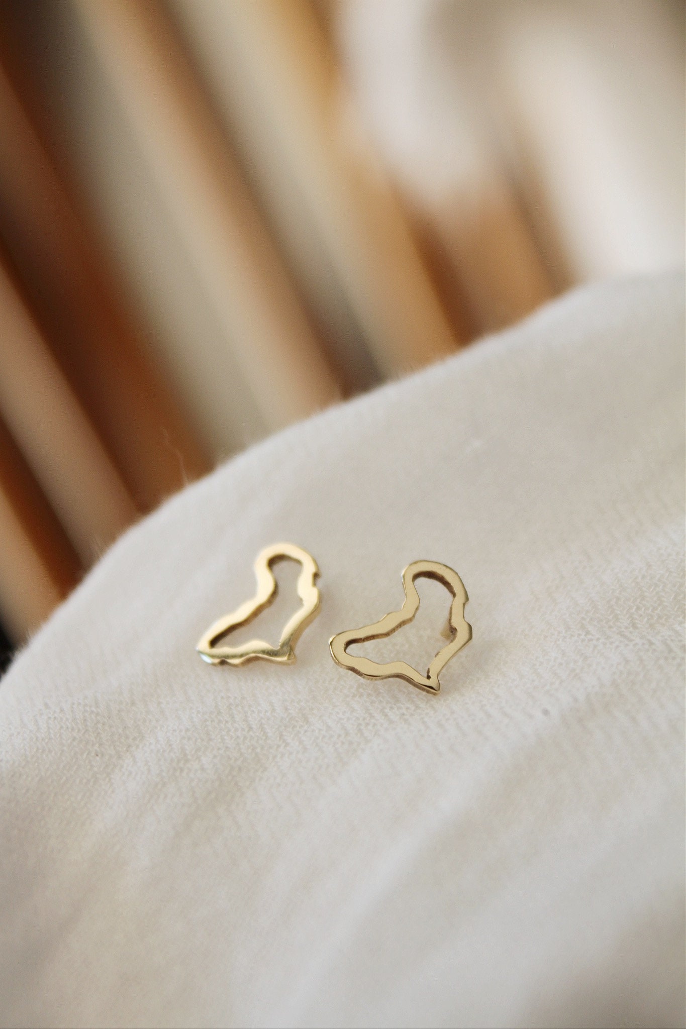 Africa outline earrings - gold - Image 4