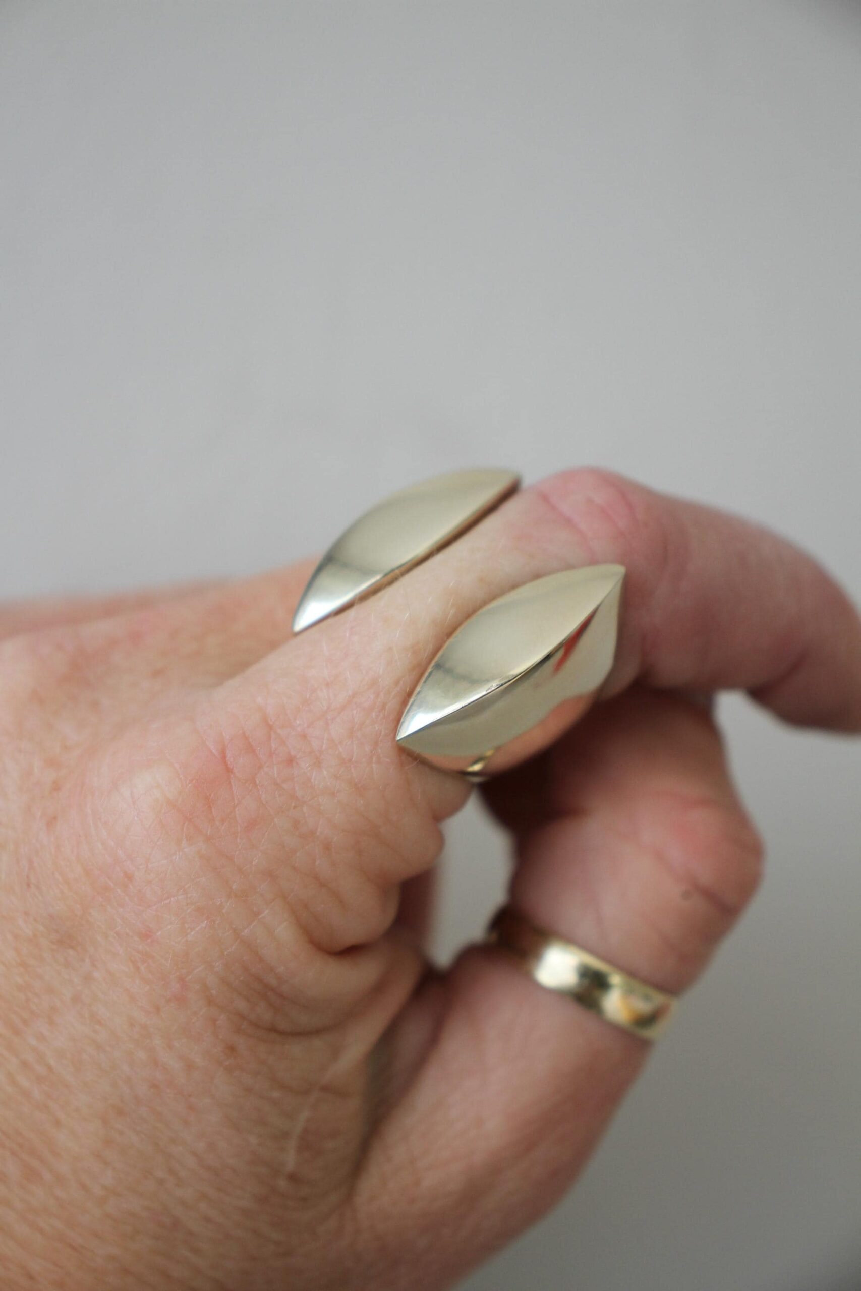 Clam ring - brass