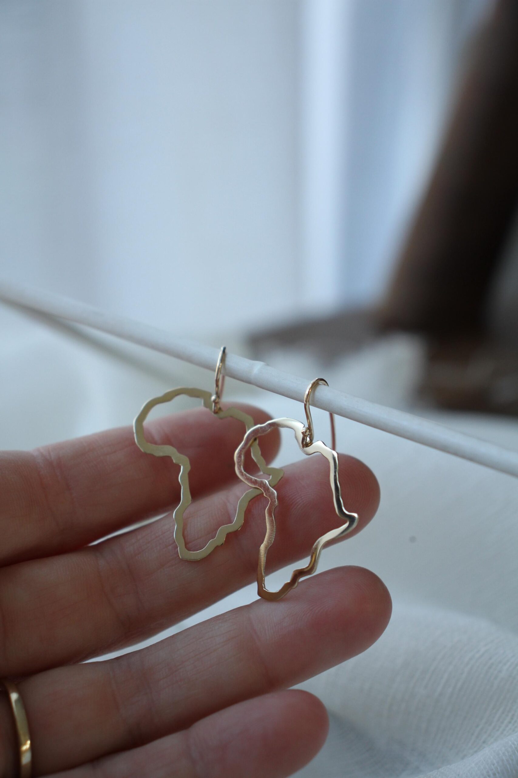 Africa outline earrings - gold - Image 3