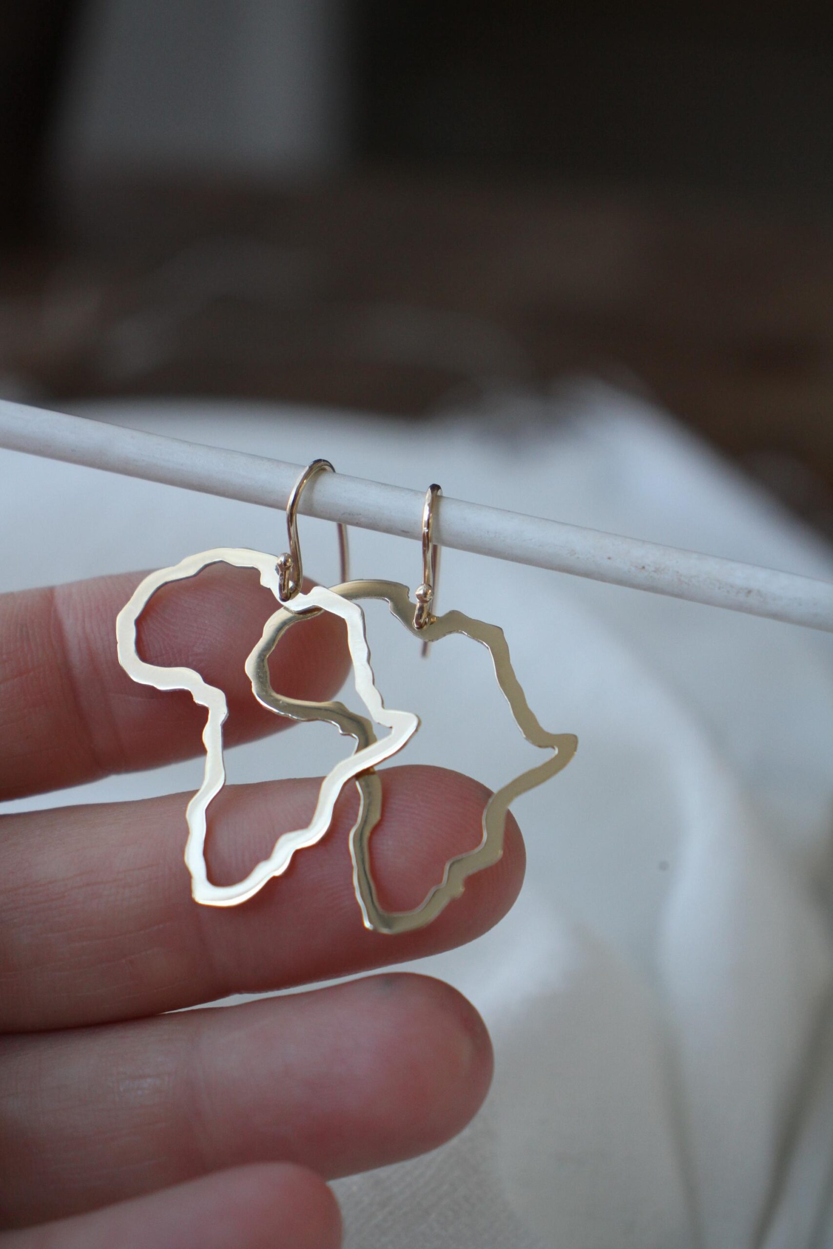 Africa outline earrings - gold - Image 4
