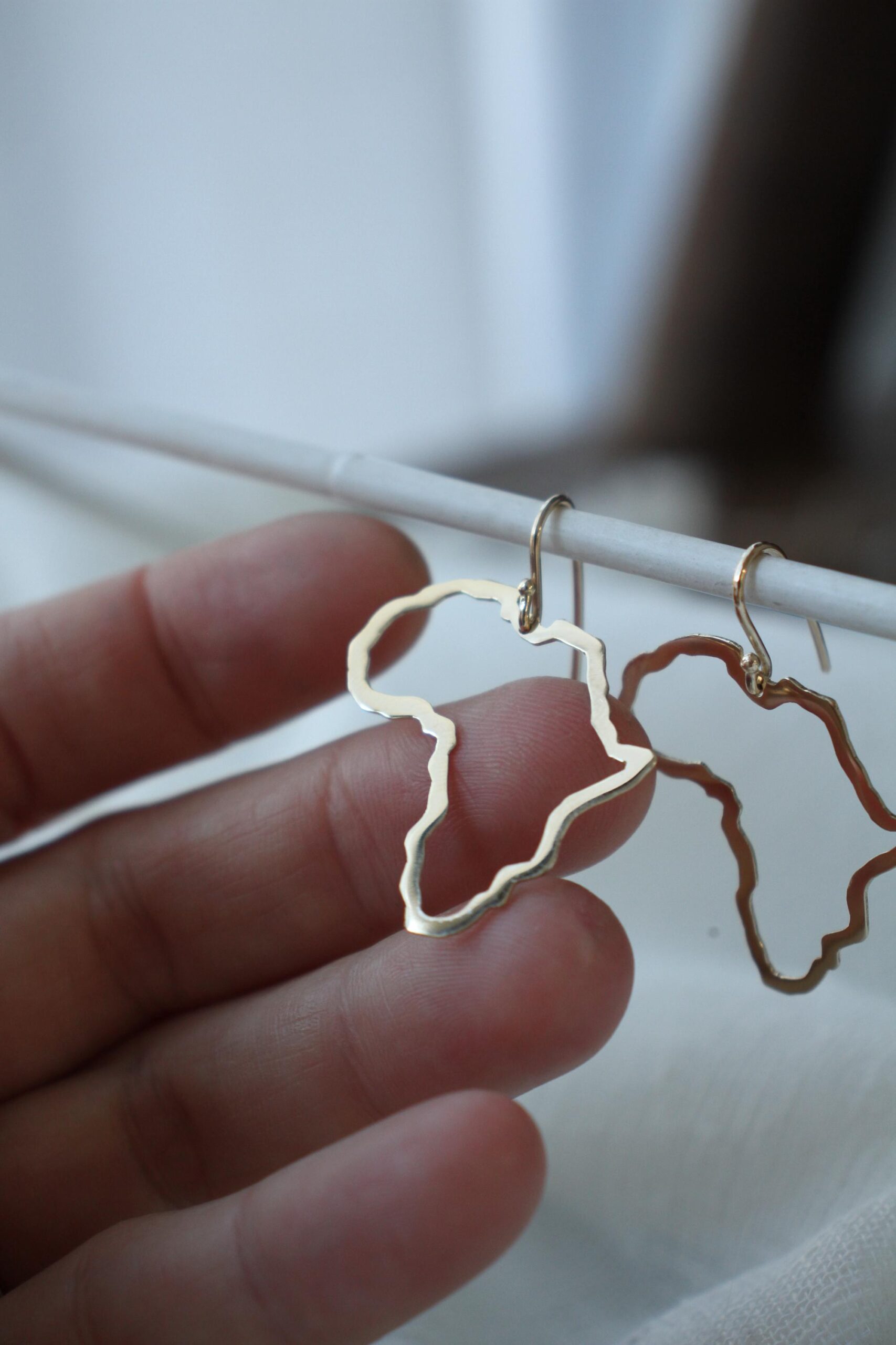 Africa outline earrings - gold - Image 10