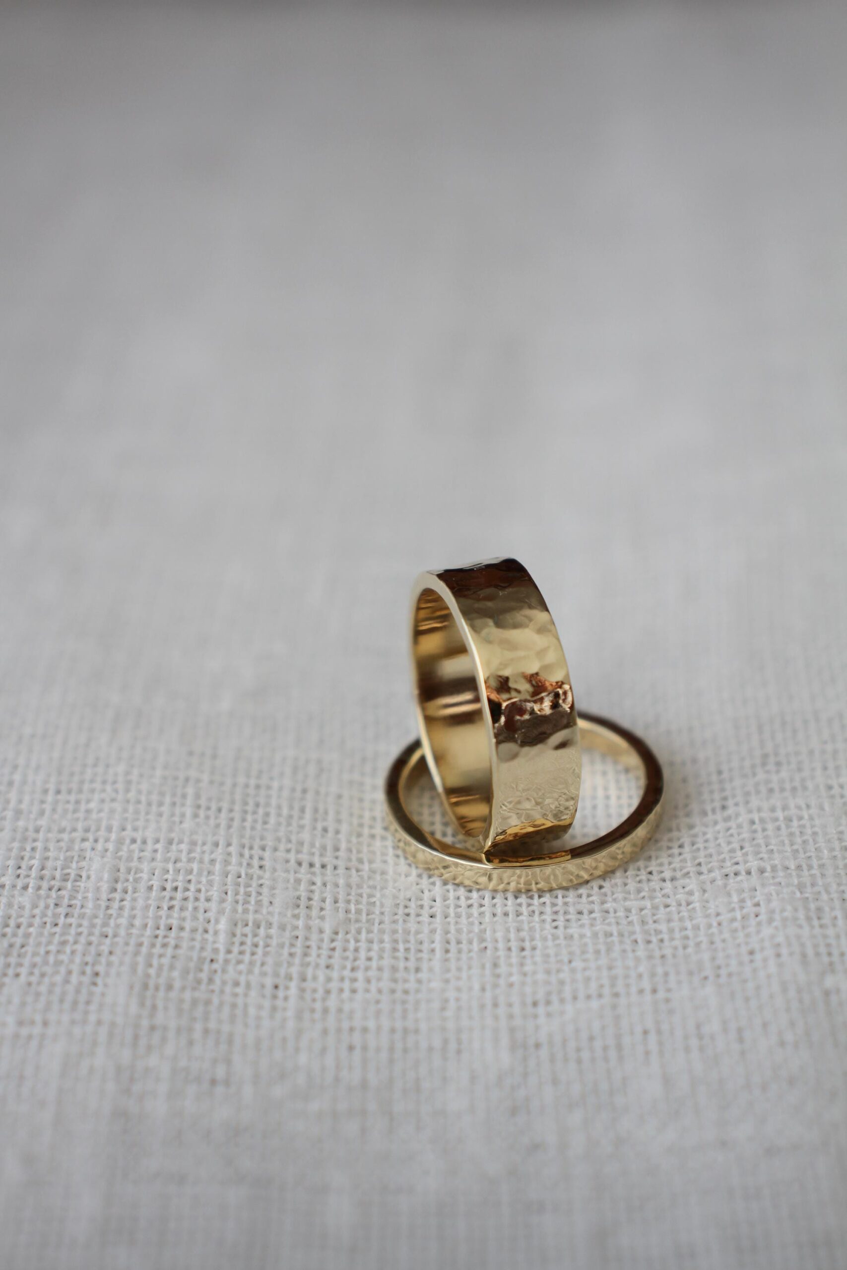 Gold hammered & smooth wedding ring set - Image 6