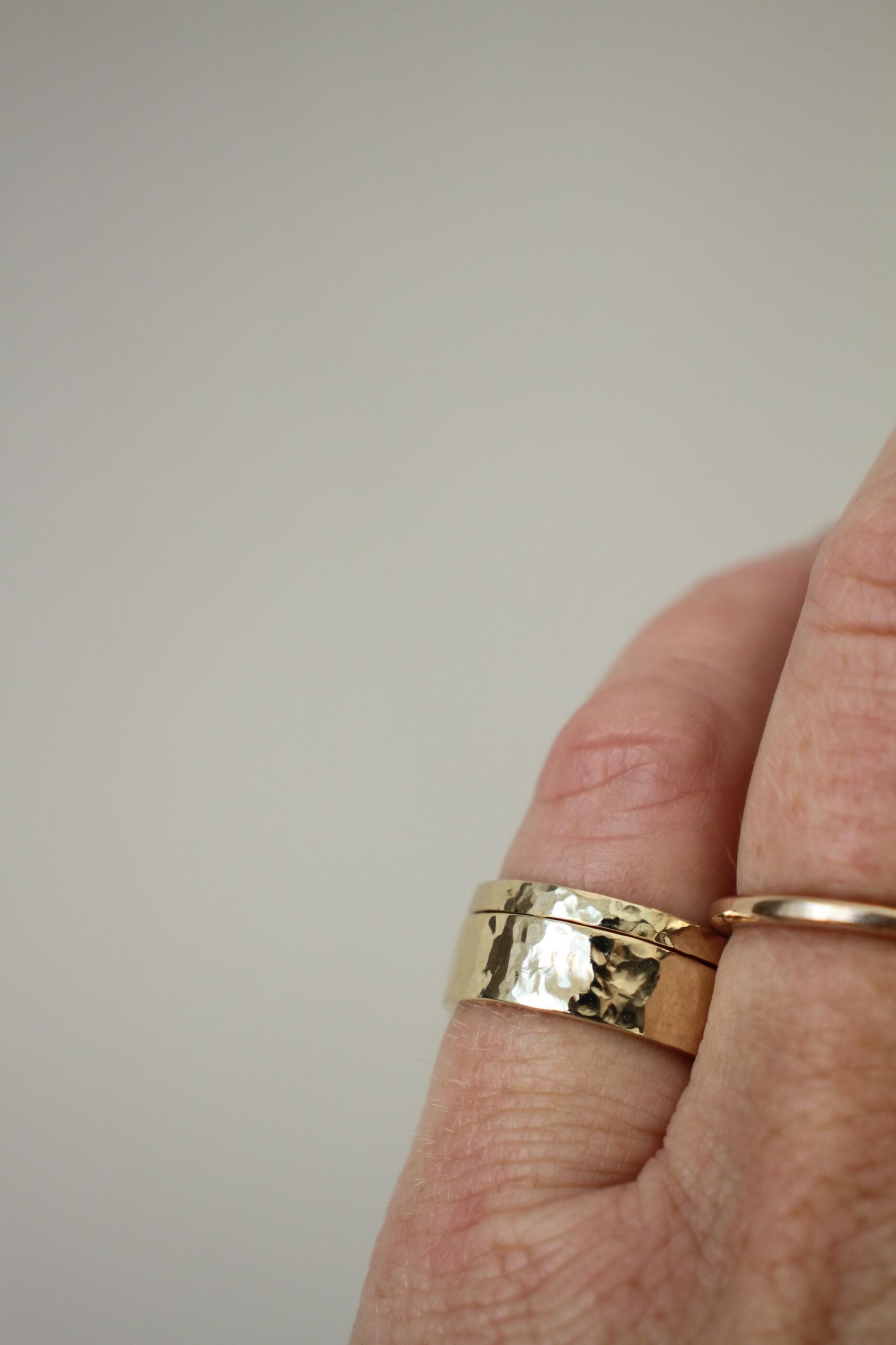 Gold hammered & smooth wedding ring set - Image 5