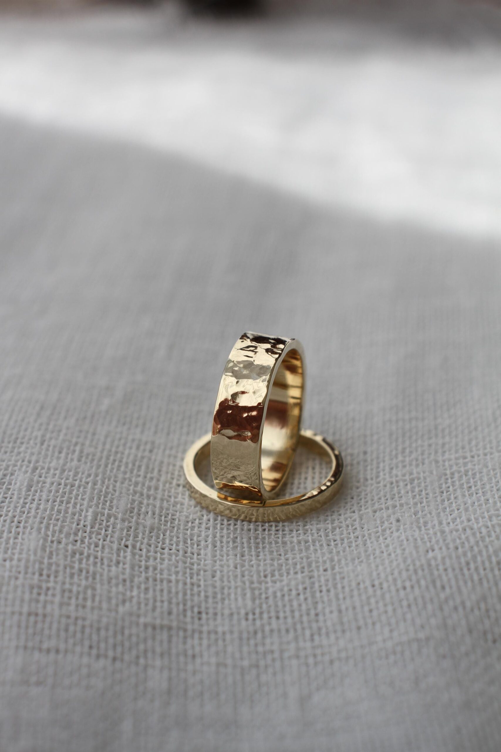 Gold hammered & smooth wedding ring set - Image 4