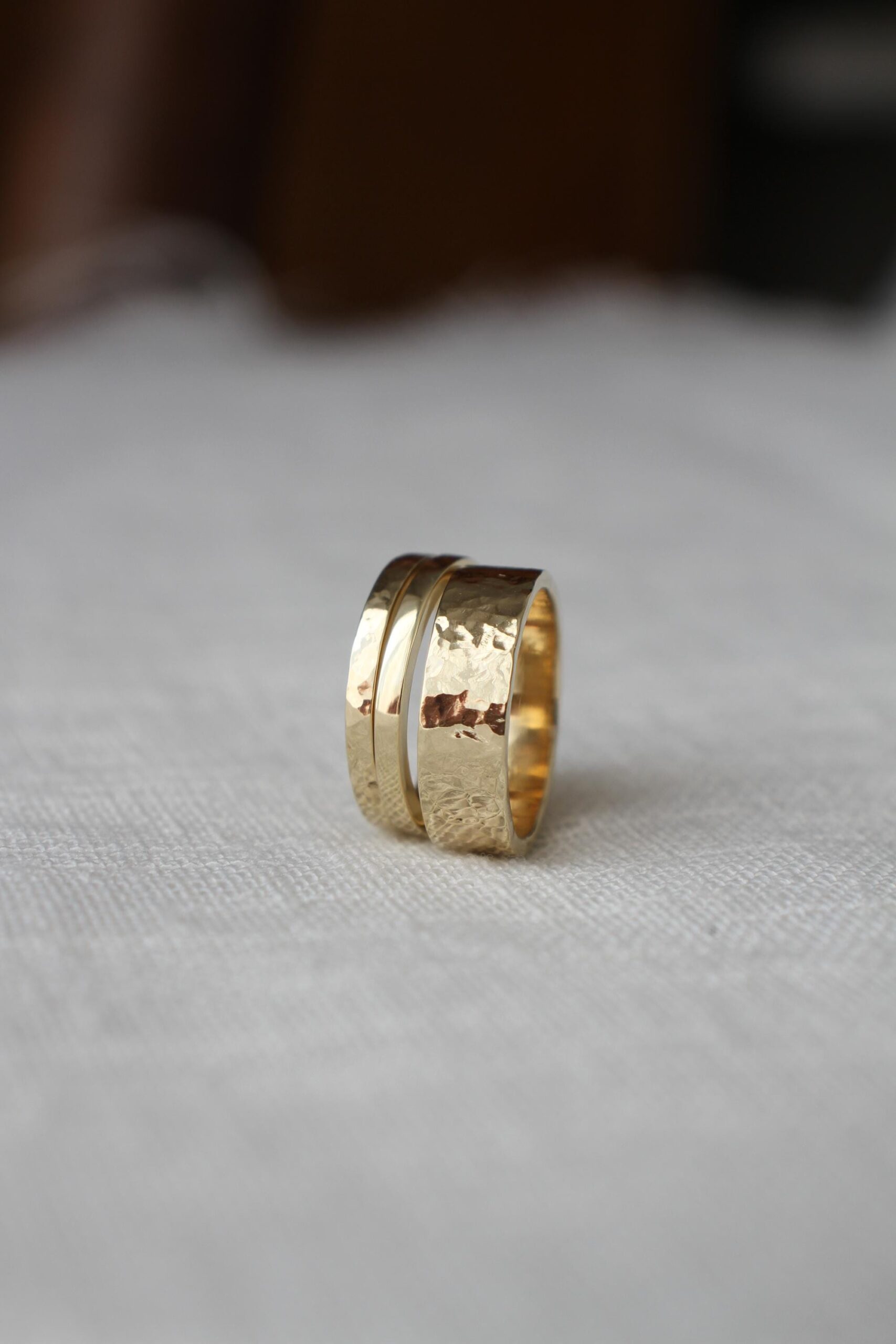 Gold hammered & smooth wedding ring set - Image 11