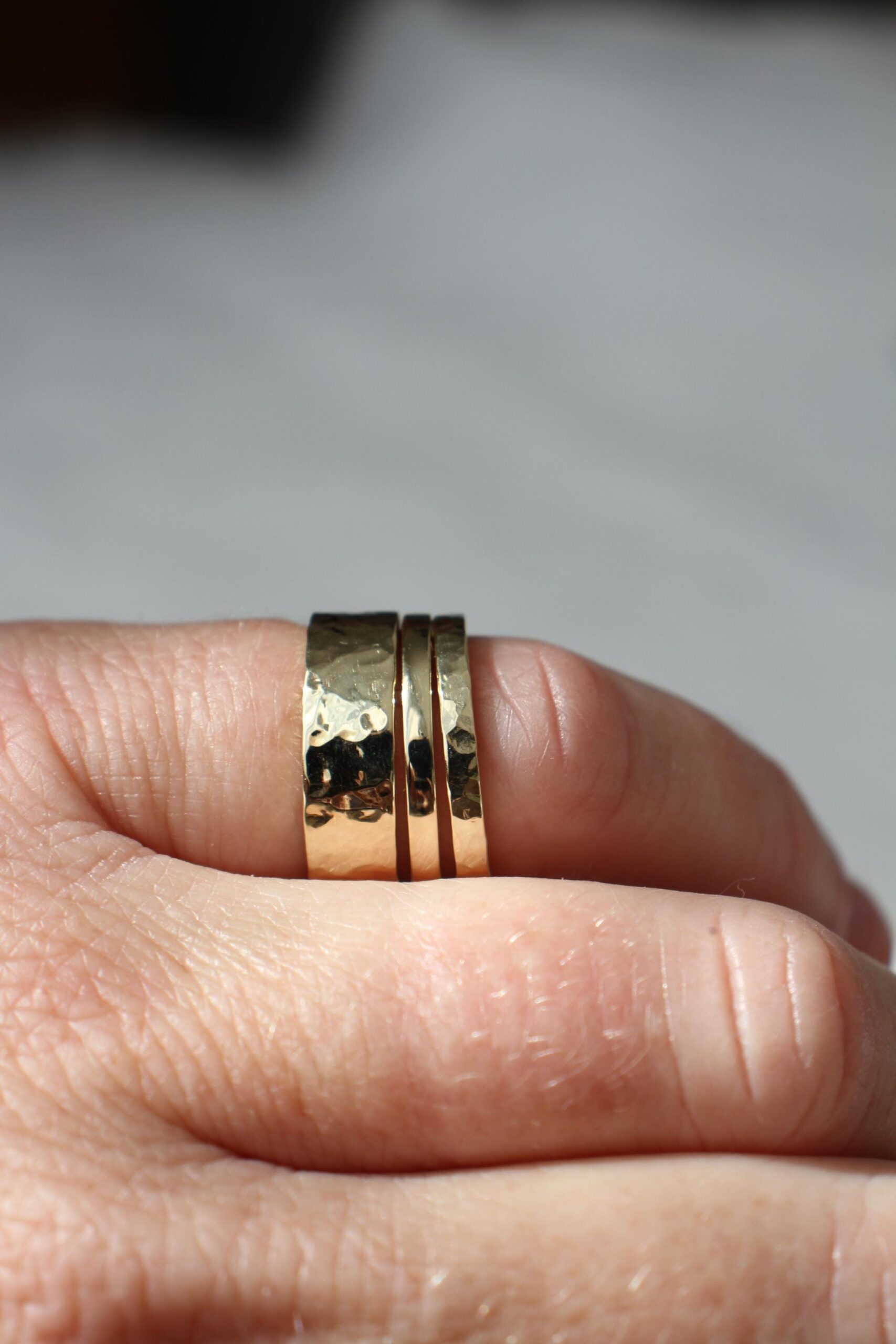 Gold hammered & smooth wedding ring set - Image 2