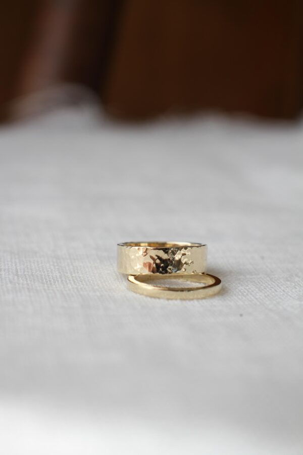 Gold hammered & smooth wedding ring set