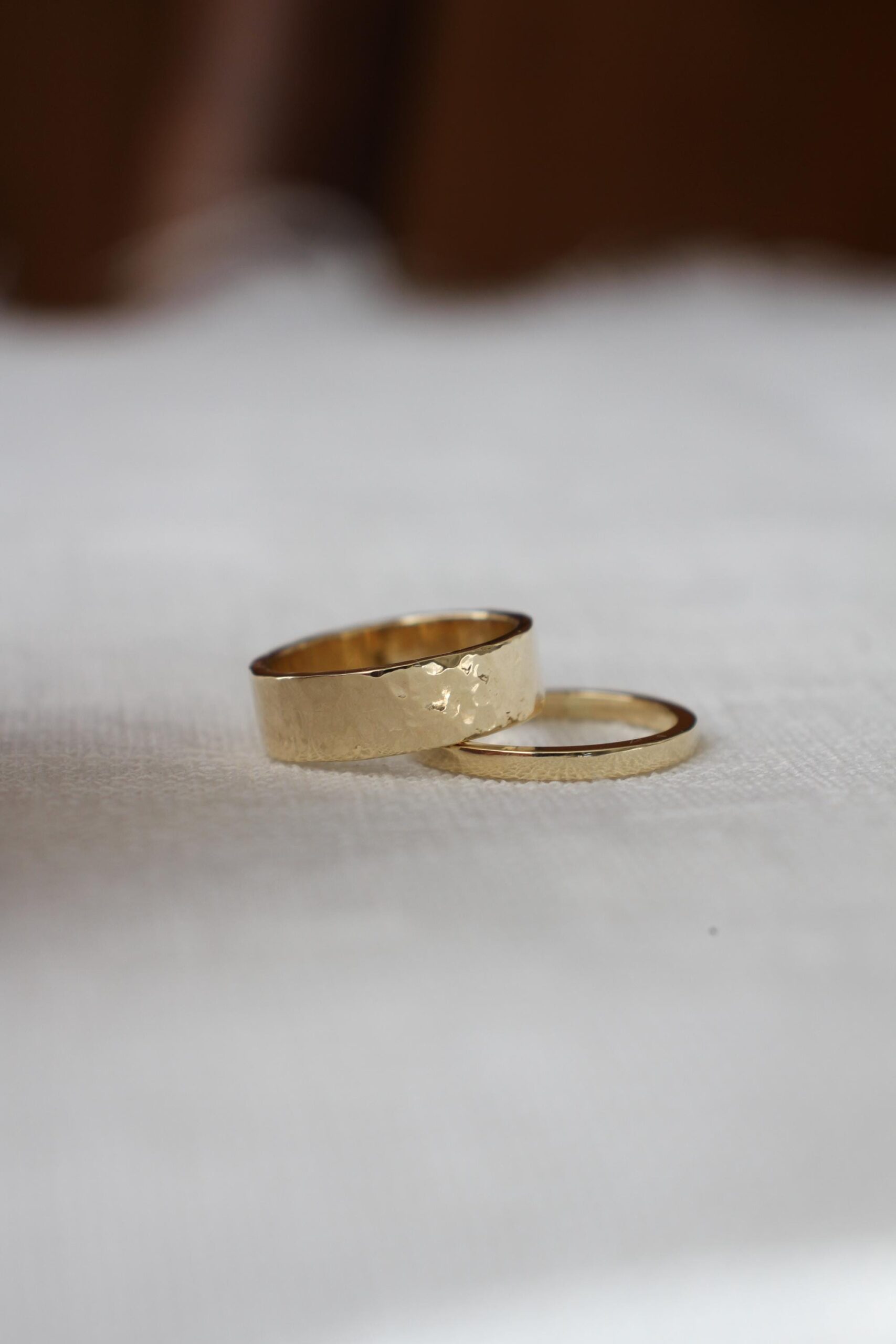 Gold hammered & smooth wedding ring set - Image 7