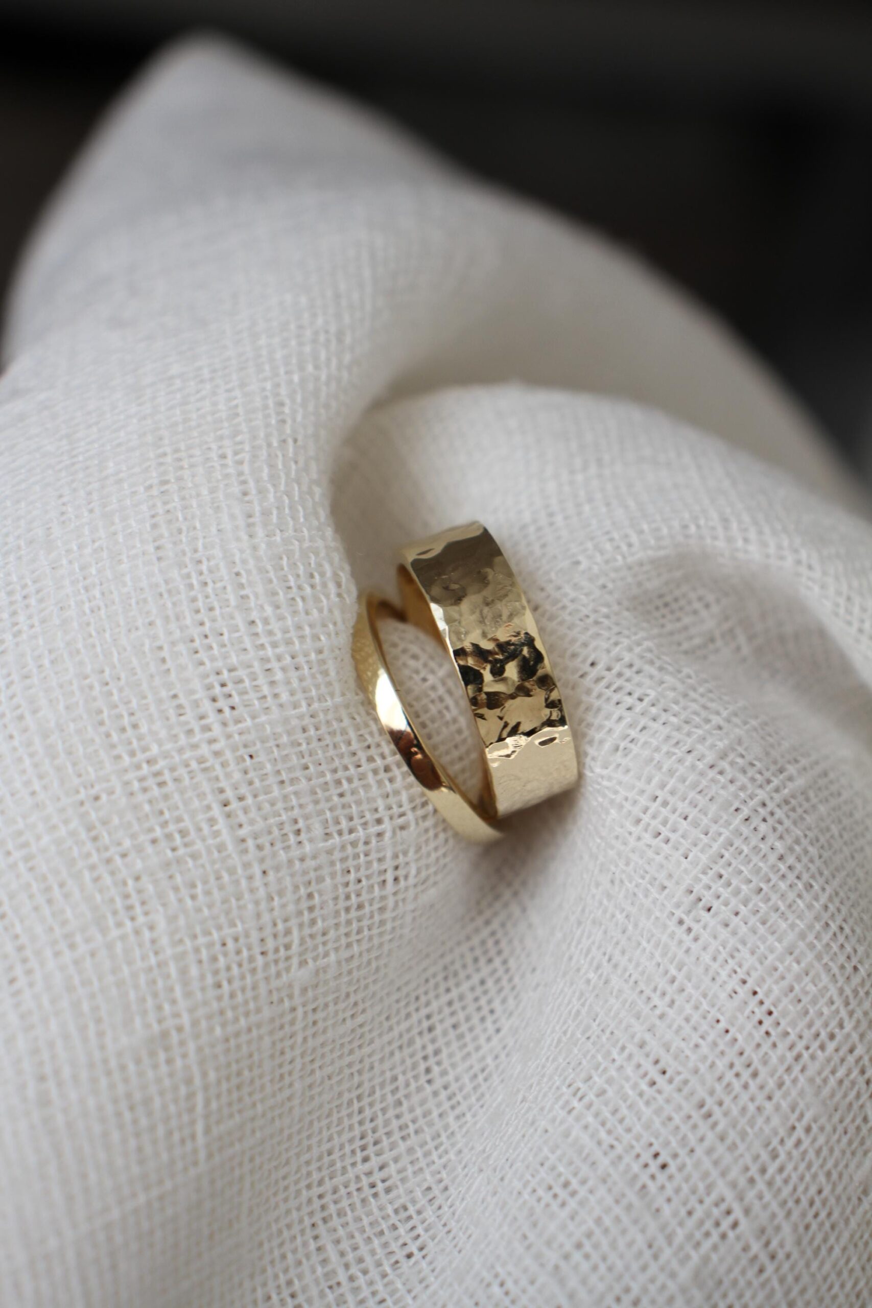 Gold hammered & smooth wedding ring set - Image 8