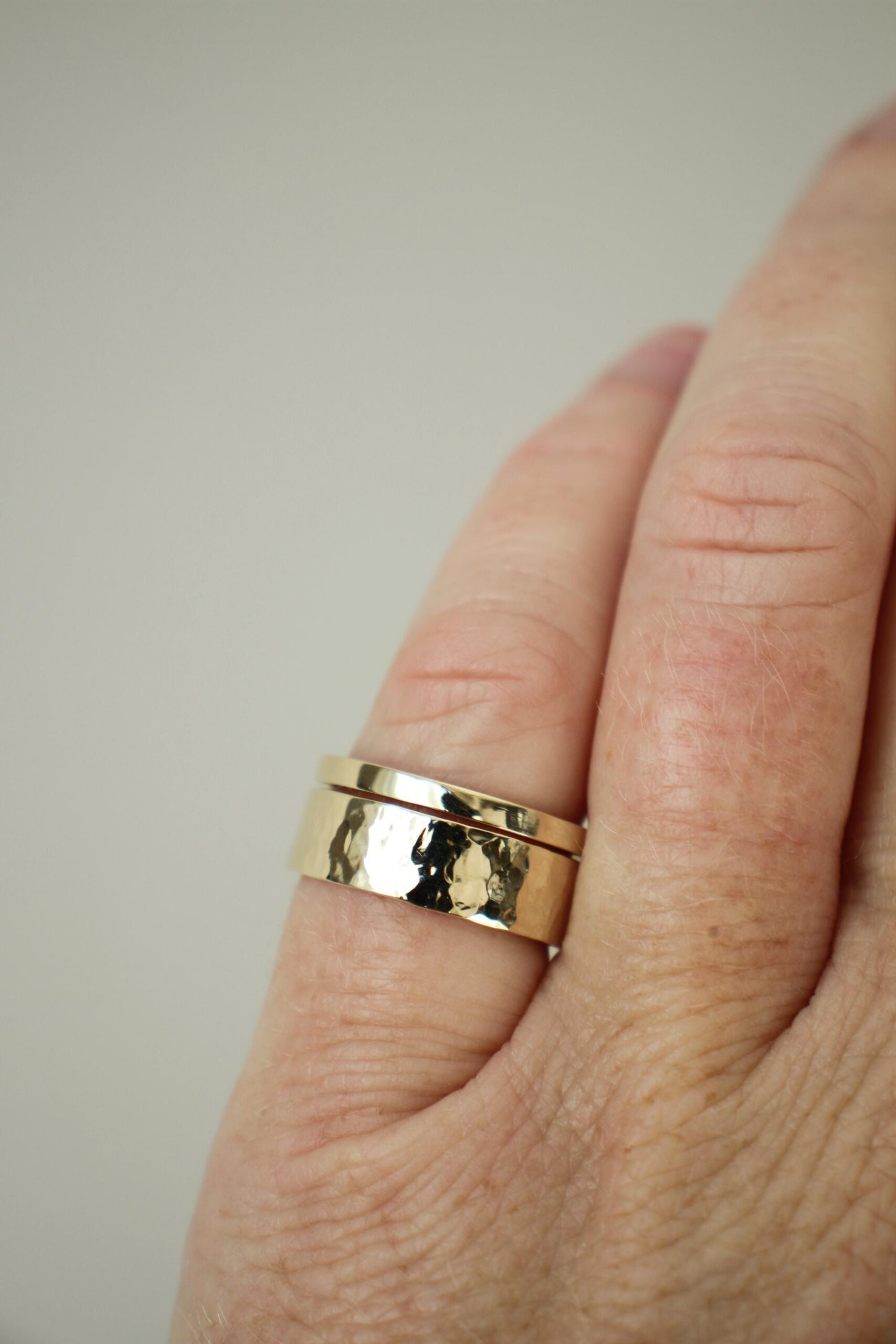 Gold hammered & smooth wedding ring set - Image 9